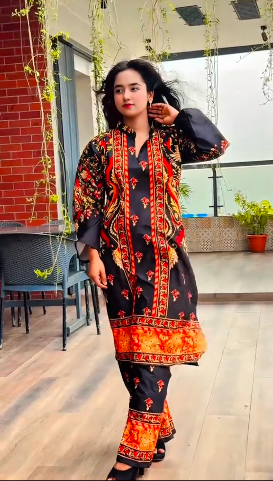 Royal Elegance Dubai Silk Two-Piece Set – Traditional Meets Trendy